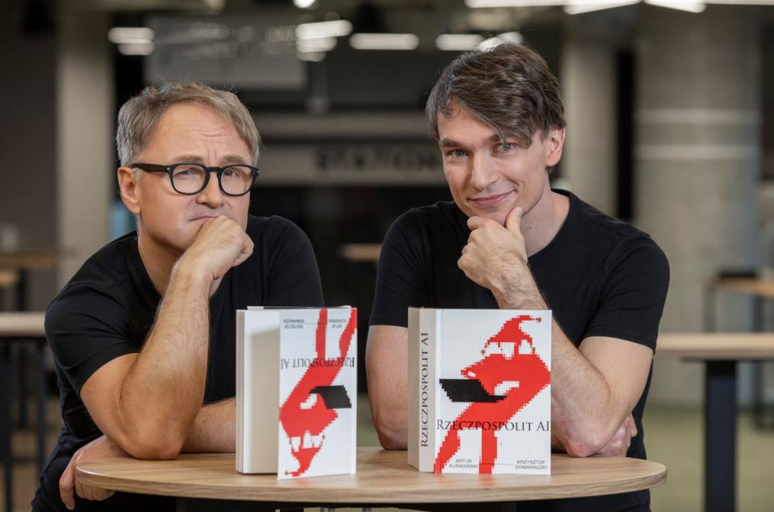 Artur Kurasiński and Krzysztof Domaradzki at a table with the book RzeczpospolitAI